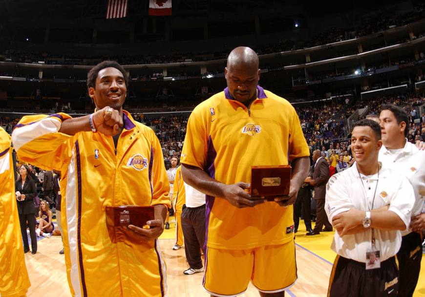 2001: Kobe Bryant e Shaquille O&#39;Neal guardano l&#39;anellovinto con i Lakers